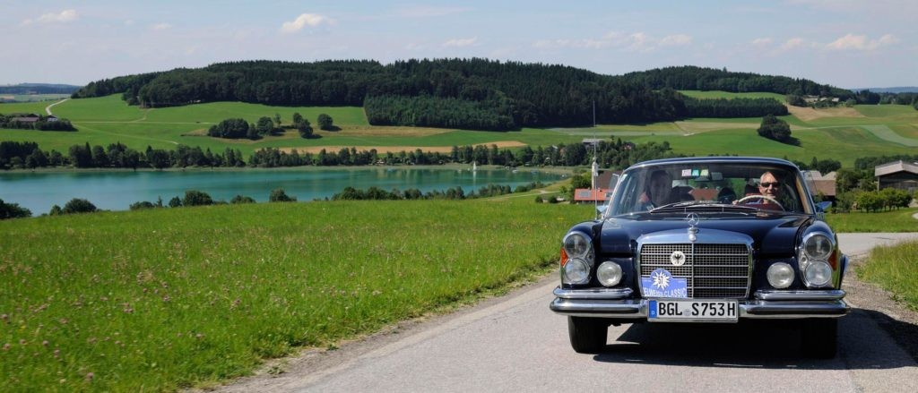 EdelweißClassic 2014 | Die EdelweißClassic 2014 führte die Teilnehmer mit den tollen Oldtimern über etliche verschlungene Nebenstraßen. Hier ein Mercedes 280 SE Coupe oberhalb des Mattsee in Österreich.