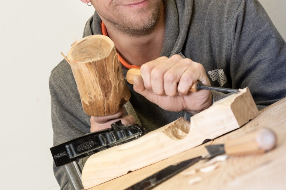 EdelweißClassic | Ralf Schultheis beim Holz bearbeiten in den Pidinger Werkstätten